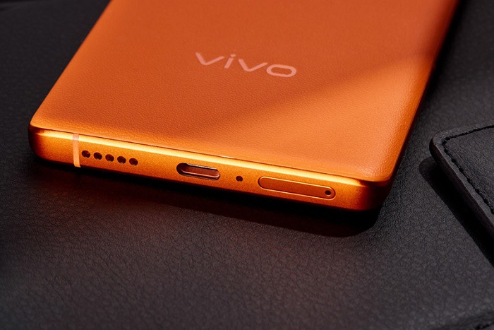 Cạnh đáy được bố trí dải ăng ten, loa ngoài, cổng sạc USB-C, micro và khay SIM