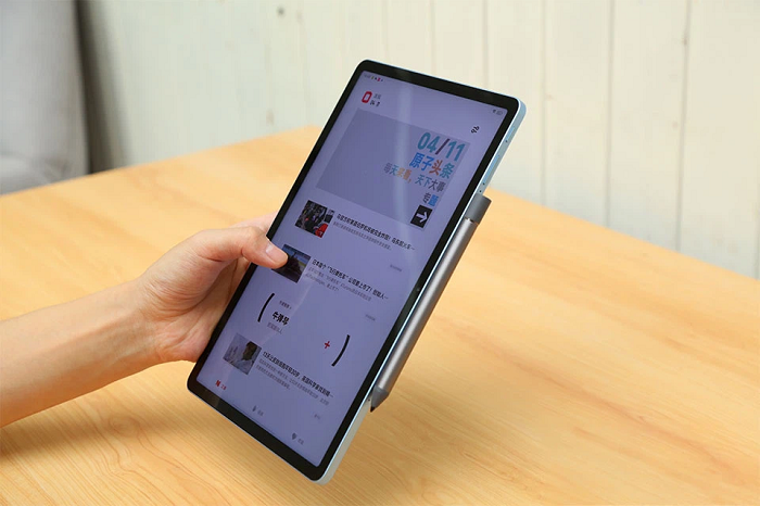 Màn hình này cũng hỗ trợ bút cảm ứng với khả năng phân biệt 4.096 mức áp lực khác nhau