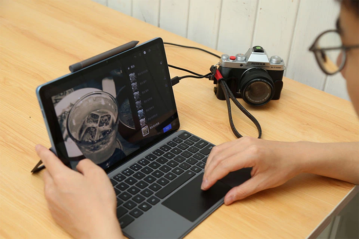 Máy còn sở hữu viên pin dung lượng 8.040mAh và hỗ trợ sạc nhanh 44W