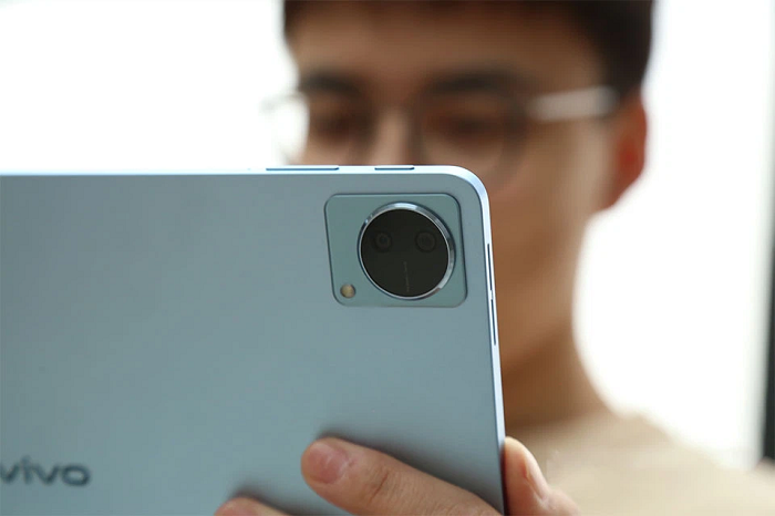 Mặt sau máy được trang bị cụm camera tròn trông khá mới lạ, đẹp mắt