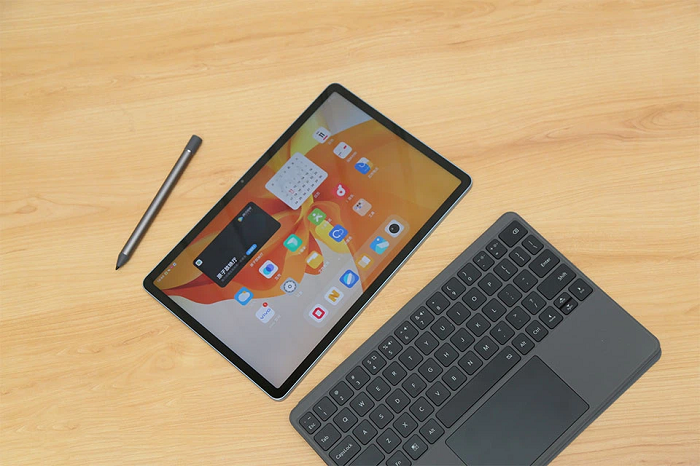 Mặt trước là màn hình hiển thị cùng các viền bezel xung quanh giúp sử dụng máy dễ dàng hơn