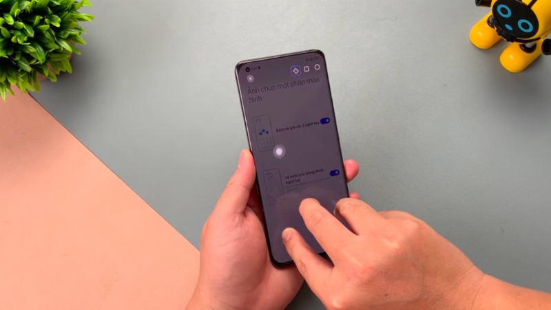 Bấm và giữ với 3 ngón tay