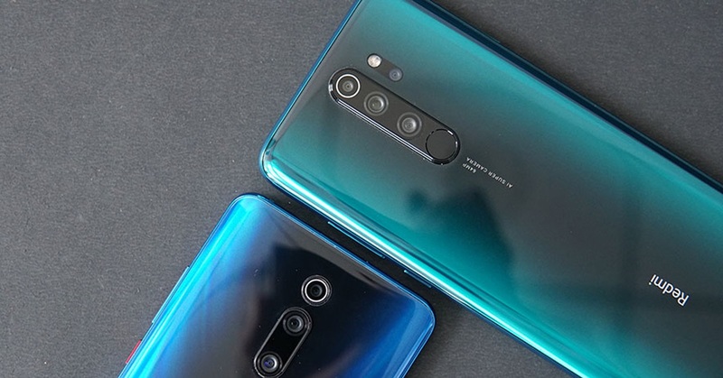 Mặt sau máy Xiaomi thiết kế bằng kim loại, dễ trơn trượt