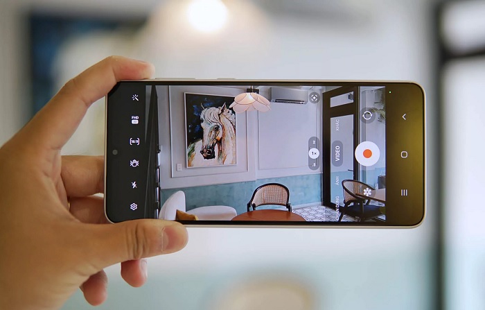 Camera chính 48MP được hỗ trợ công nghệ chống rung quang học OIS