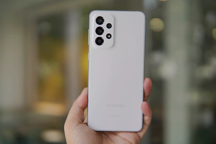 Galaxy A33 5G có thiết kế tối giản như Galaxy A53 và A73 5G nhưng được hoàn thiện đẹp hơn