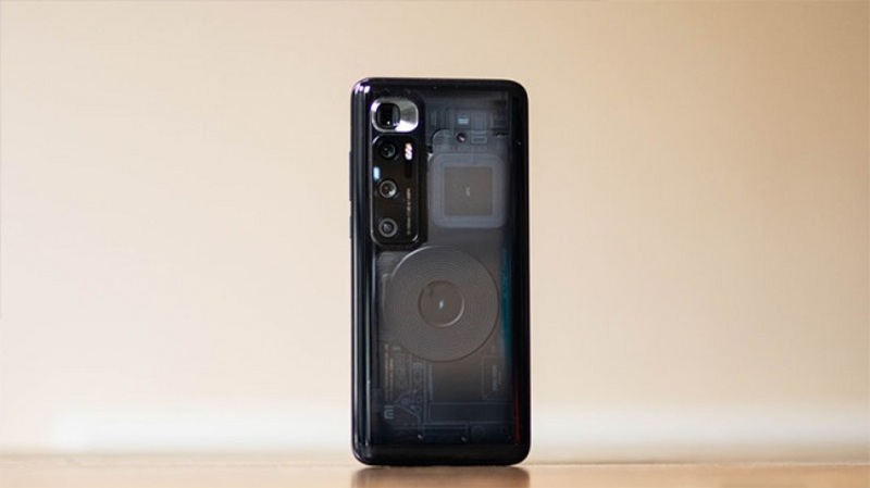 Chỉ cần nhìn qua là người dùng đều có thể nhận ra thiết kế độc đáo khác lạ của Xiaomi Mi 10 Ultra.