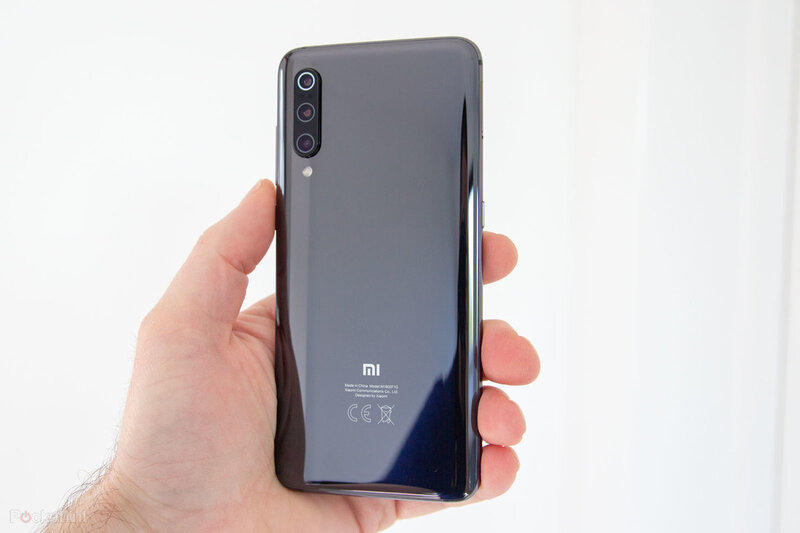 Là thế hệ đi trước của Mi 10, Xiaomi Mi 9 tích hợp tính năng sạc không dây lên tới 20W