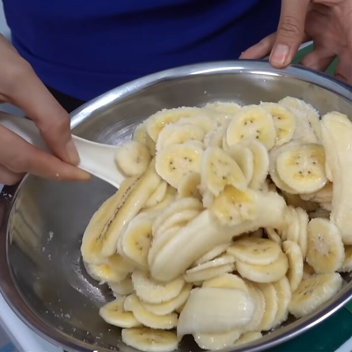 Ướp chuối với đường