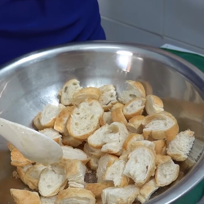 Cắt nhỏ bánh mì