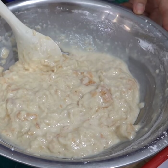 Trộn đều các nguyên liệu với nhau