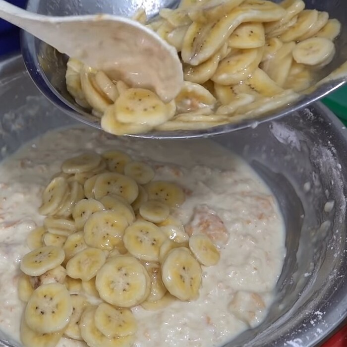 Cho chuối vào hỗn hợp bột và trộn đều, nhẹ nhàng