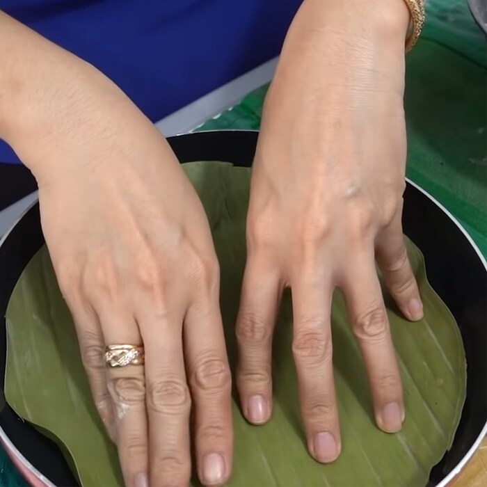 Lót lá chuối dưới đáy chảo