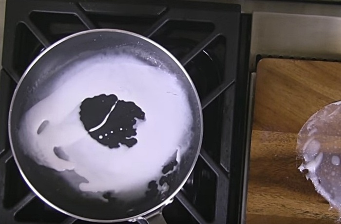 Không phết nhiều dầu lên chảo