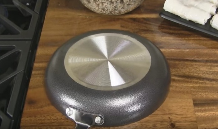 Dùng mặt thớt sẽ gỡ vỏ bánh ra khỏi chảo hơn