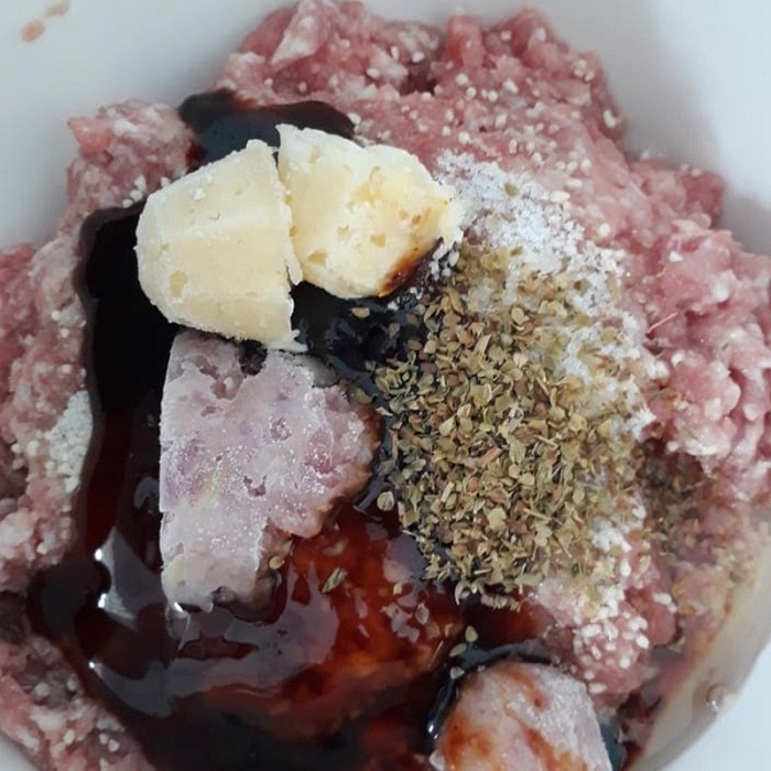 Cho thịt heo xay vào tô và ướp cùng các loại gia vị