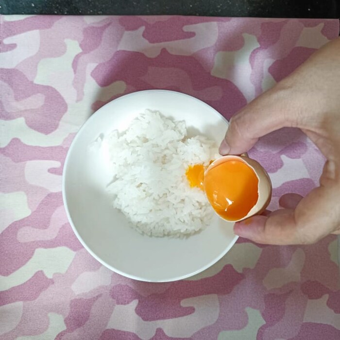 Trộn lòng đỏ trứng với phần cơm trắng