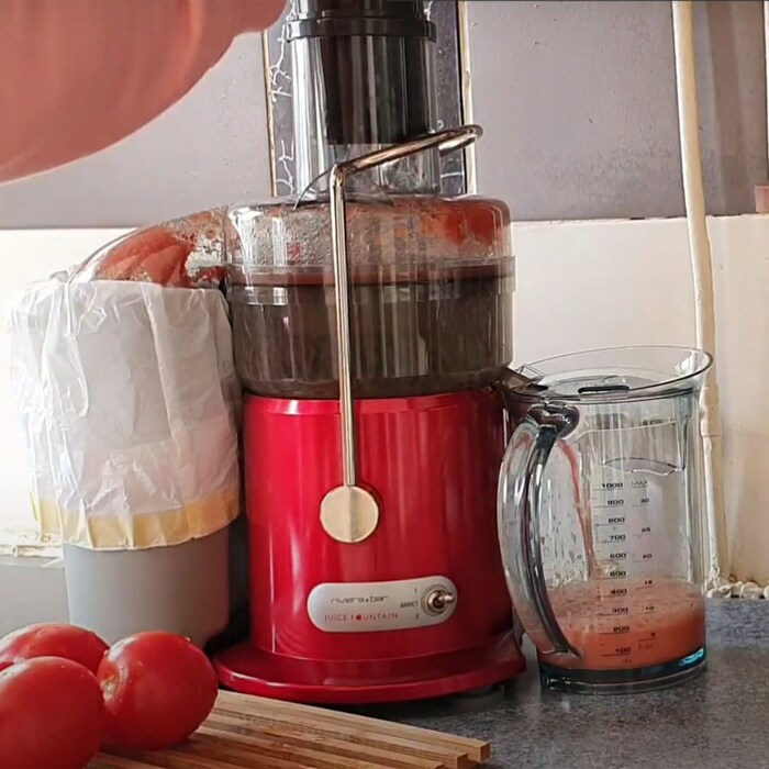 Sử dụng máy ép để ép phần nước cốt