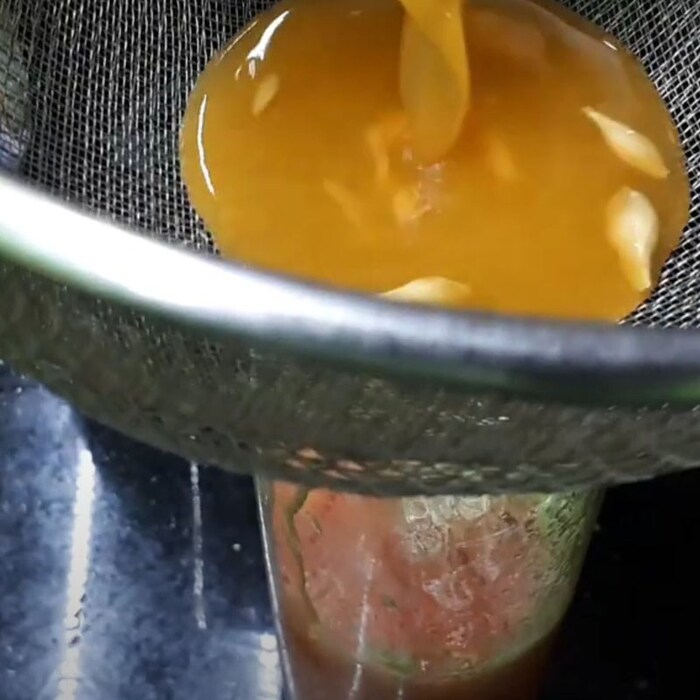 Ép các nguyên liệu bằng máy ép