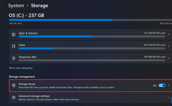 Tìm đến Storage Sense và kích hoạt nó