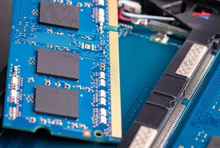 Dùng khăn và máy thổi bụi vệ sinh chân tiếp xúc