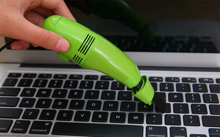 Vệ sinh bàn phím bằng chổi và máy hút