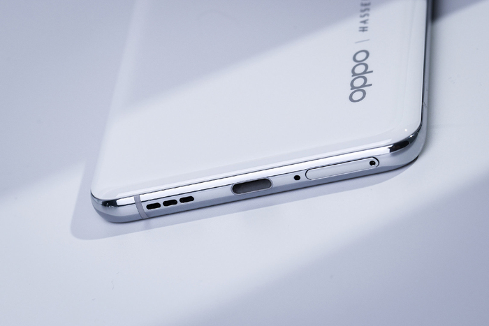 Loa và chỗ sạc pin của OPPO Find X5 Pro