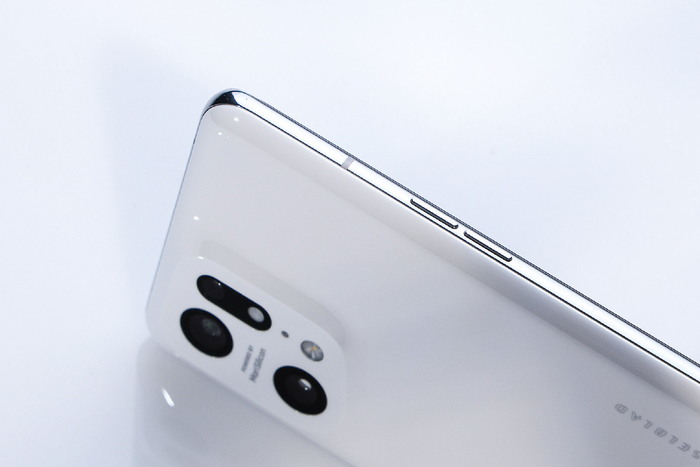 Nút tăng giảm âm lượng cạnh sườn