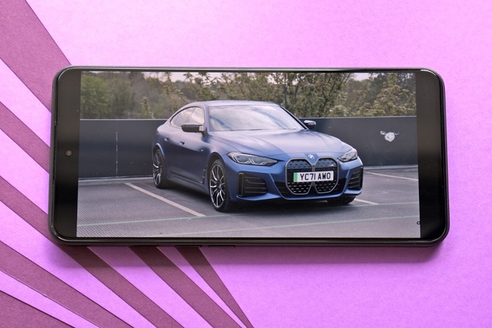 Cảm biến vân tay quang học được tích hợp ở phía dưới màn hình