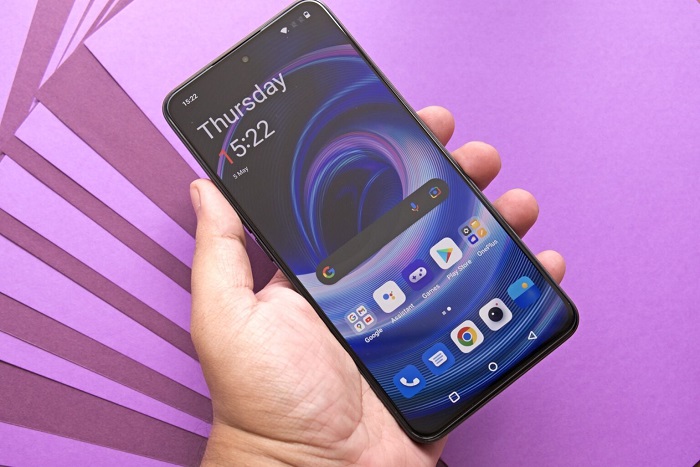 Màn hình AMOLED có thiết kế “nốt ruồi”, hỗ trợ tần số quét 120Hz