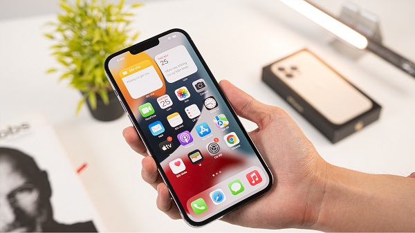 iPhone 13 sử dụng tấm nền OLED 6.1 inch, đi kèm công nghệ Super Retina XDR
