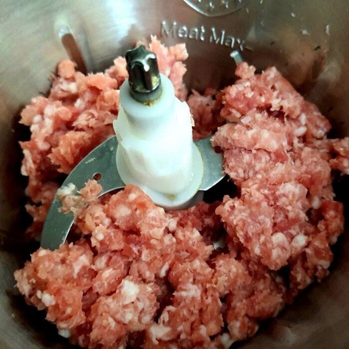 Thịt xay nhuyễn và tẩm ướp thêm gia vị