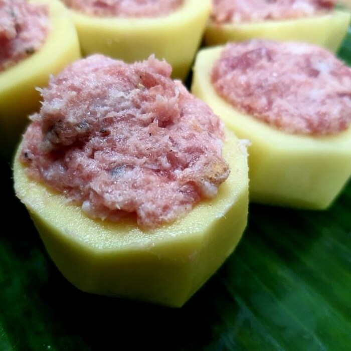 Khéo léo nhồi thịt vào phần khoai đã sơ chế