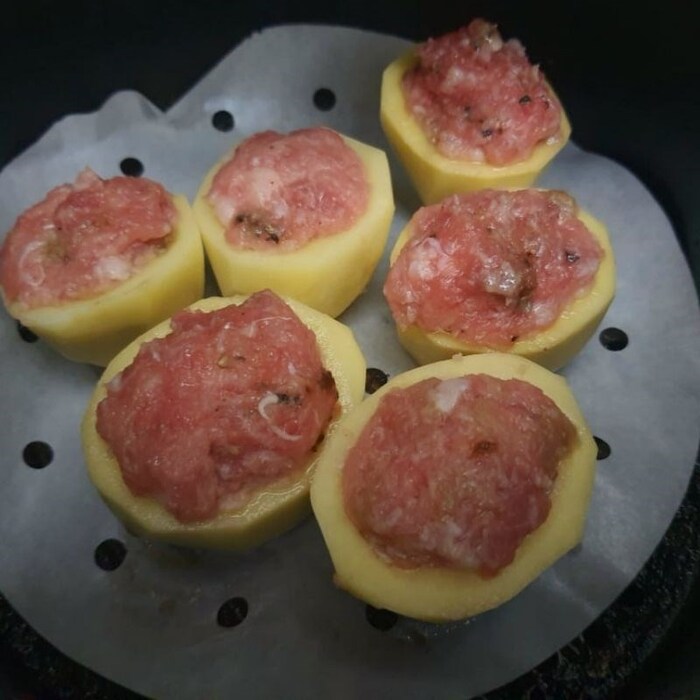 Nướng trong nồi chiên không dầu và trở mặt để khoai chín đều