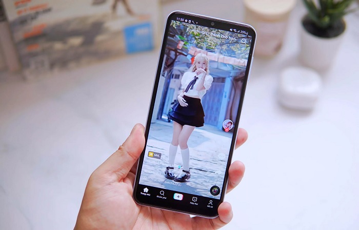 Màn hình lớn, tần số quét lên tới 90Hz cho trải nghiệm mượt mà, trơn tru