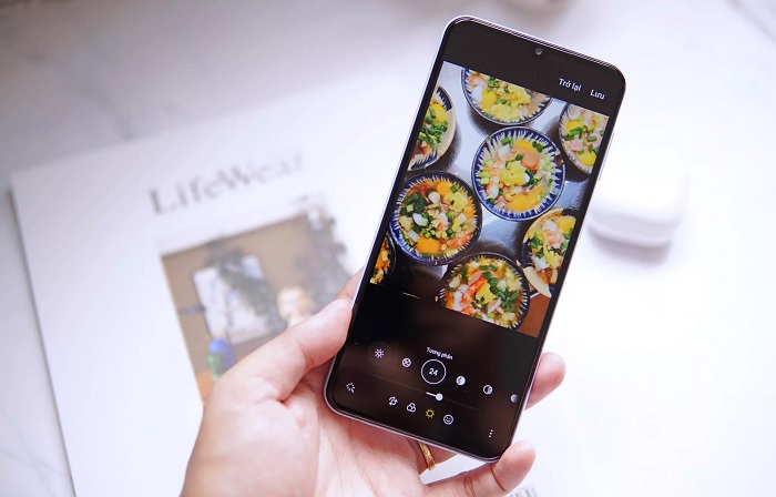 Khả năng chống rung quang học OIS ở camera sau 50MP giúp ổn định tối đa cho khung hình