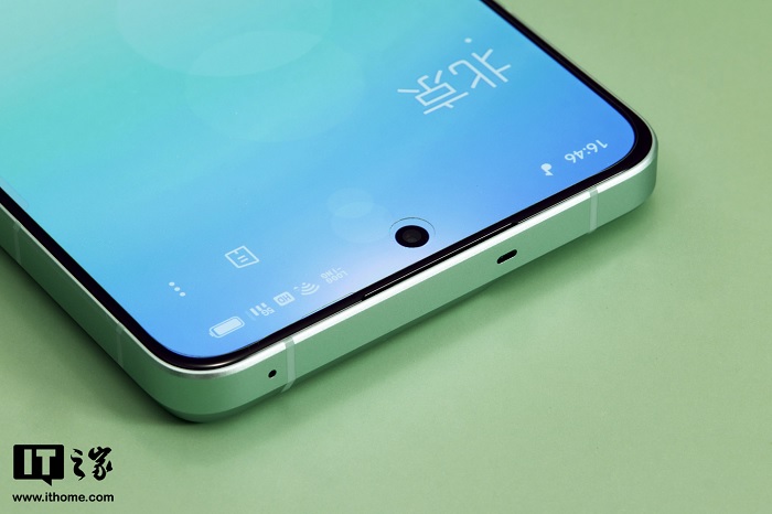 Đỉnh mảy gồm 2 dải ăng ten, cổng hồng ngoại và micro