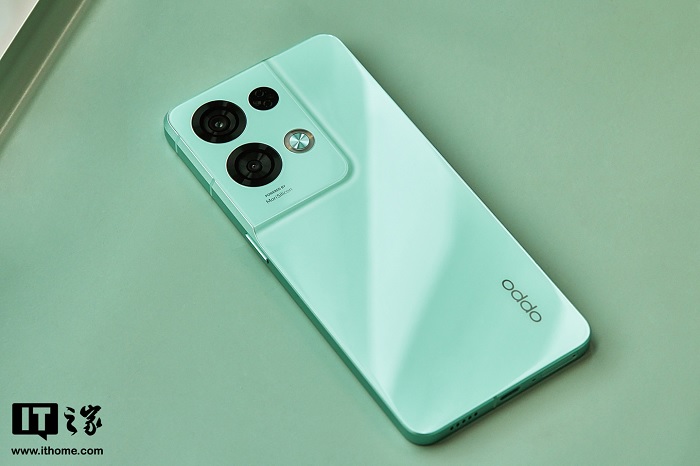 Cận cảnh mặt lưng của OPPO Reno8 Pro+