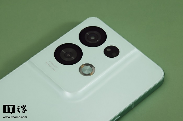 Cận cảnh camera sau của Reno8 Pro+