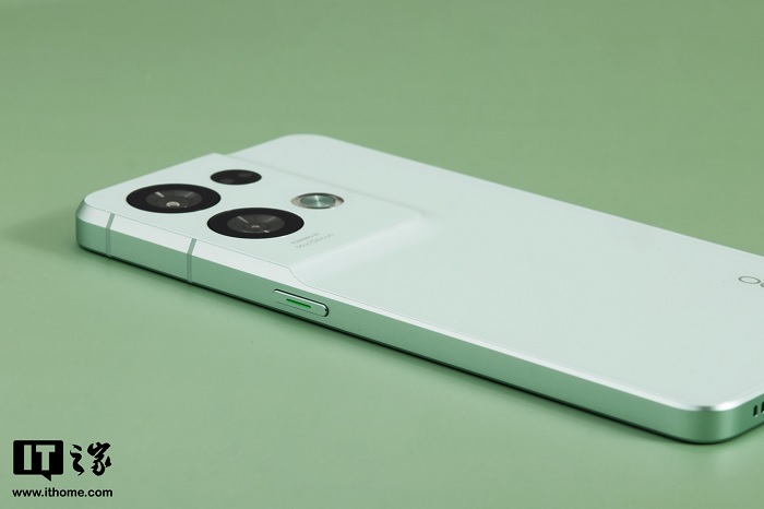 Cụm camera được thiết kế liền mạch tương tự Galaxy S22