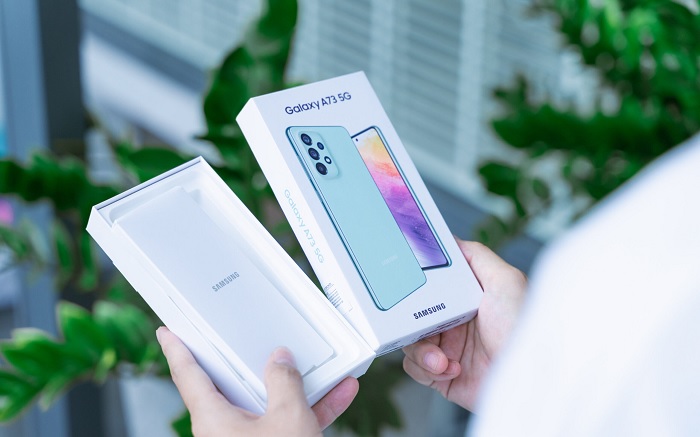 Bên trong không đi kèm với củ sạc nhanh, chỉ có sẵn một sợi cáp USB-C và que lấy SIM