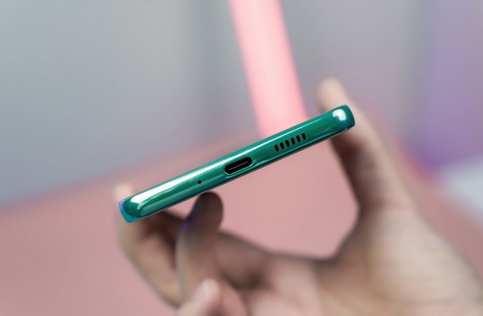 Cạnh dưới là cổng sạc, dải loa và mic thoại