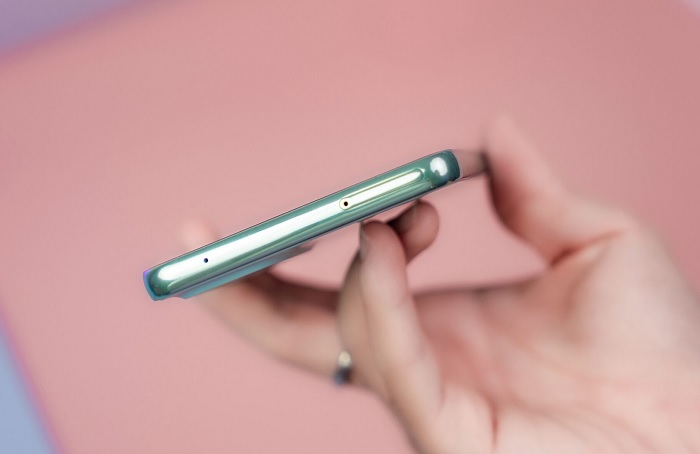 Cạnh trên là khe cắm sim và mic thu âm thứ hai