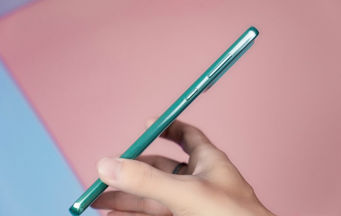 Cạnh phải được bố trí phím nguồn và nút tăng giảm âm lượng