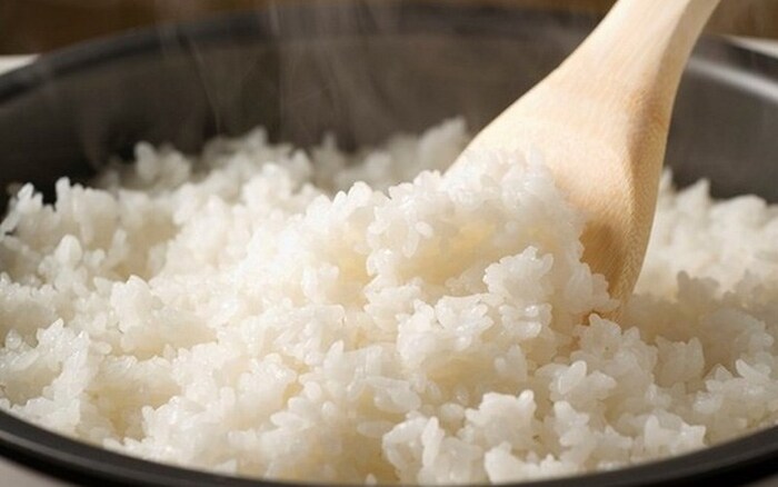 Sử dụng rượu trắng để khắc phục việc cơm nấu bị sống