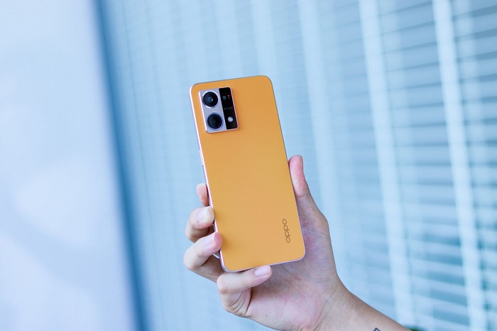 Mặt sau của OPPO Reno7 với mặt lưng trẻ trung, hiện đại pha lẫn chút cổ điển