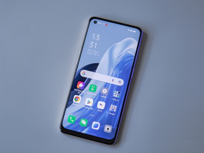 OPPO Reno7 và OPPO Reno8 đều sử dụng màn hình đục lỗ cùng kích thước