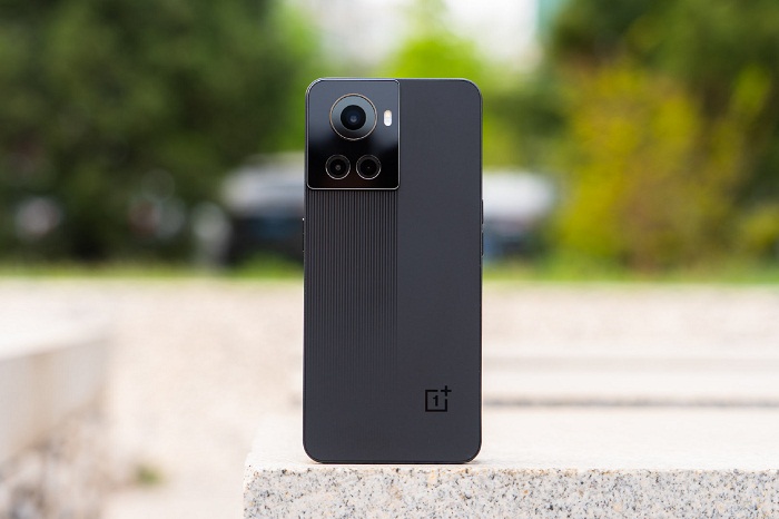 OnePlus Ace có phần nhỉnh hơn về thiết kế so với Redmi K50