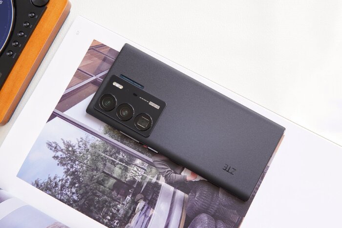 Trên tay Axon 40 Ultra