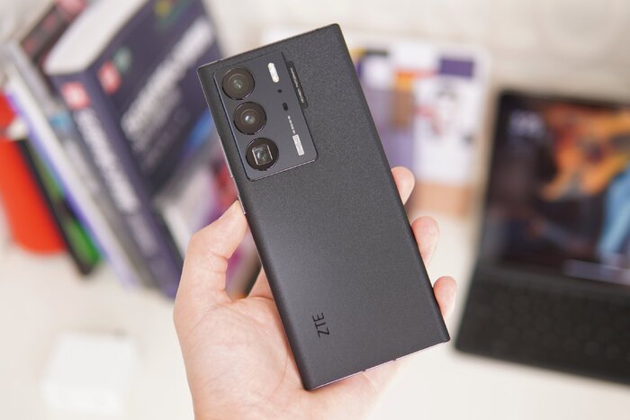 Máy sở hữu thiết kế giống với Galaxy S22 Ultra