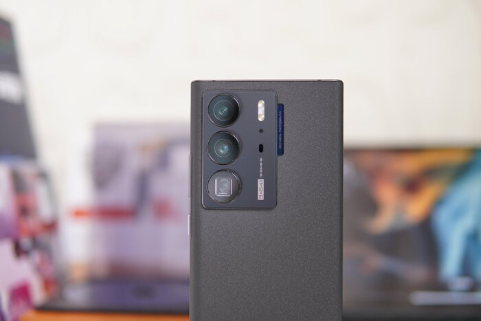 Cụm camera lớn phía sau